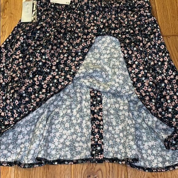 NWT Dark Floral button down mini skirt. Size XS - Picture 8 of 9